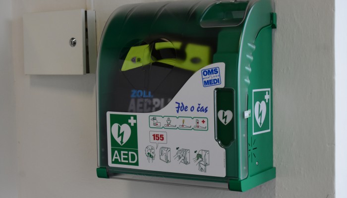Instalace defibrilátorů na veřejně přístupných místech