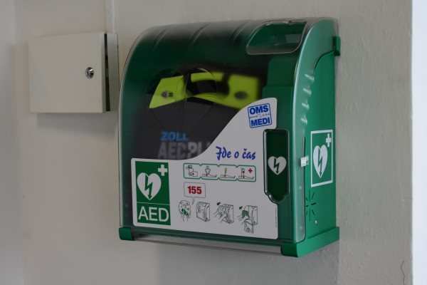 Instalace defibrilátorů na veřejně přístupných místech