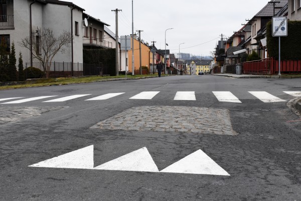 Regulace dopravy v Uhlířské ulici – zpomalovací polštáře