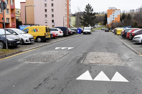 Regulace dopravy v Uhlířské ulici – zpomalovací polštáře