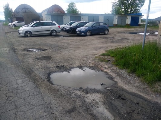 Nové zpevněné plochy mezi ulicemi Zahradní a Skrbovickou včetně dvou zastávek MHD